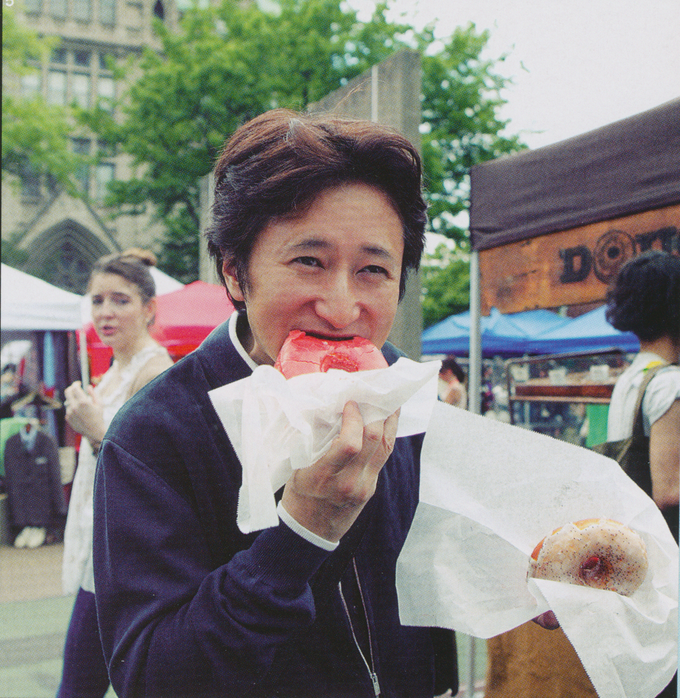 Hirohiko Araki eating a donut.
